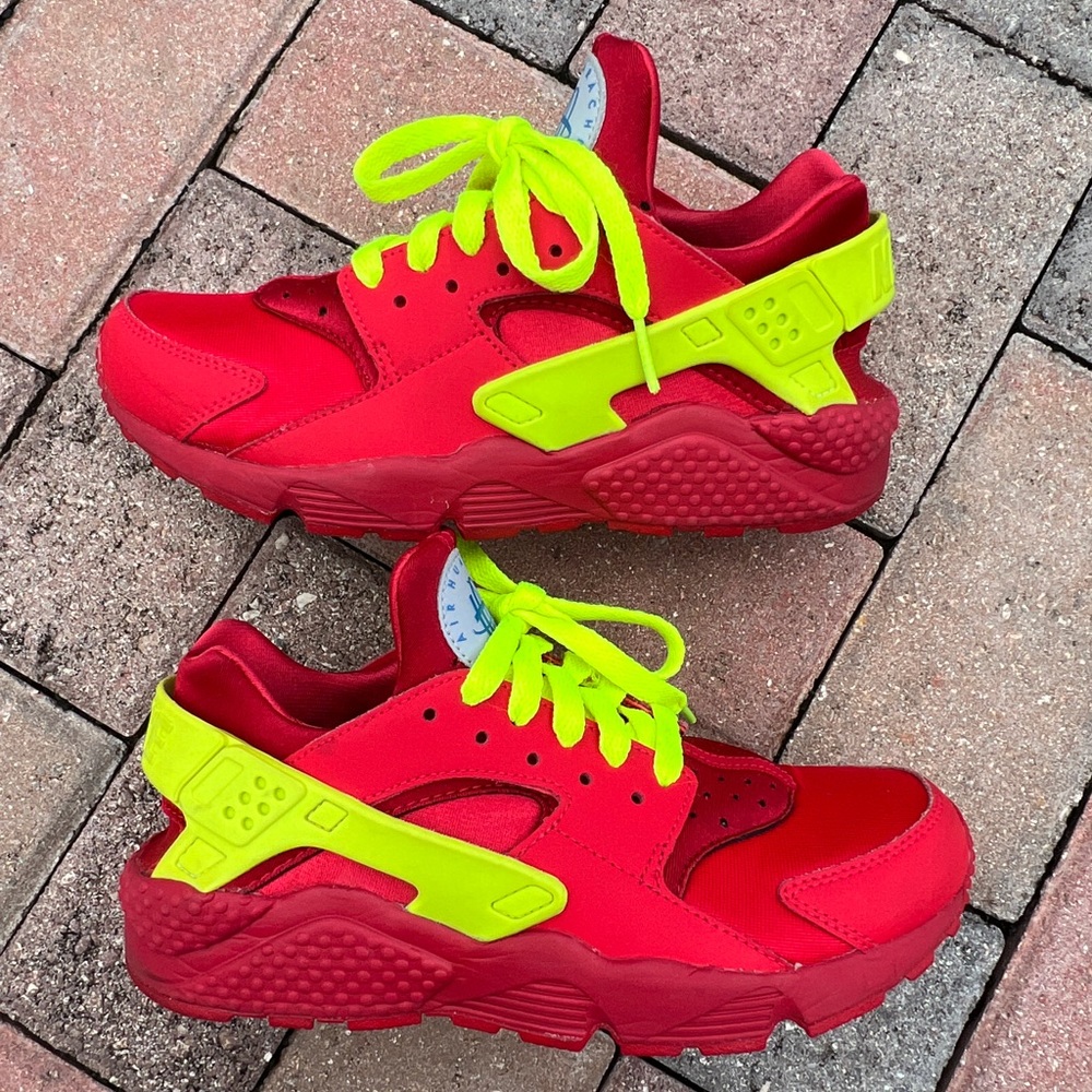 Womanโs Nike ID Huarache Size 7.5